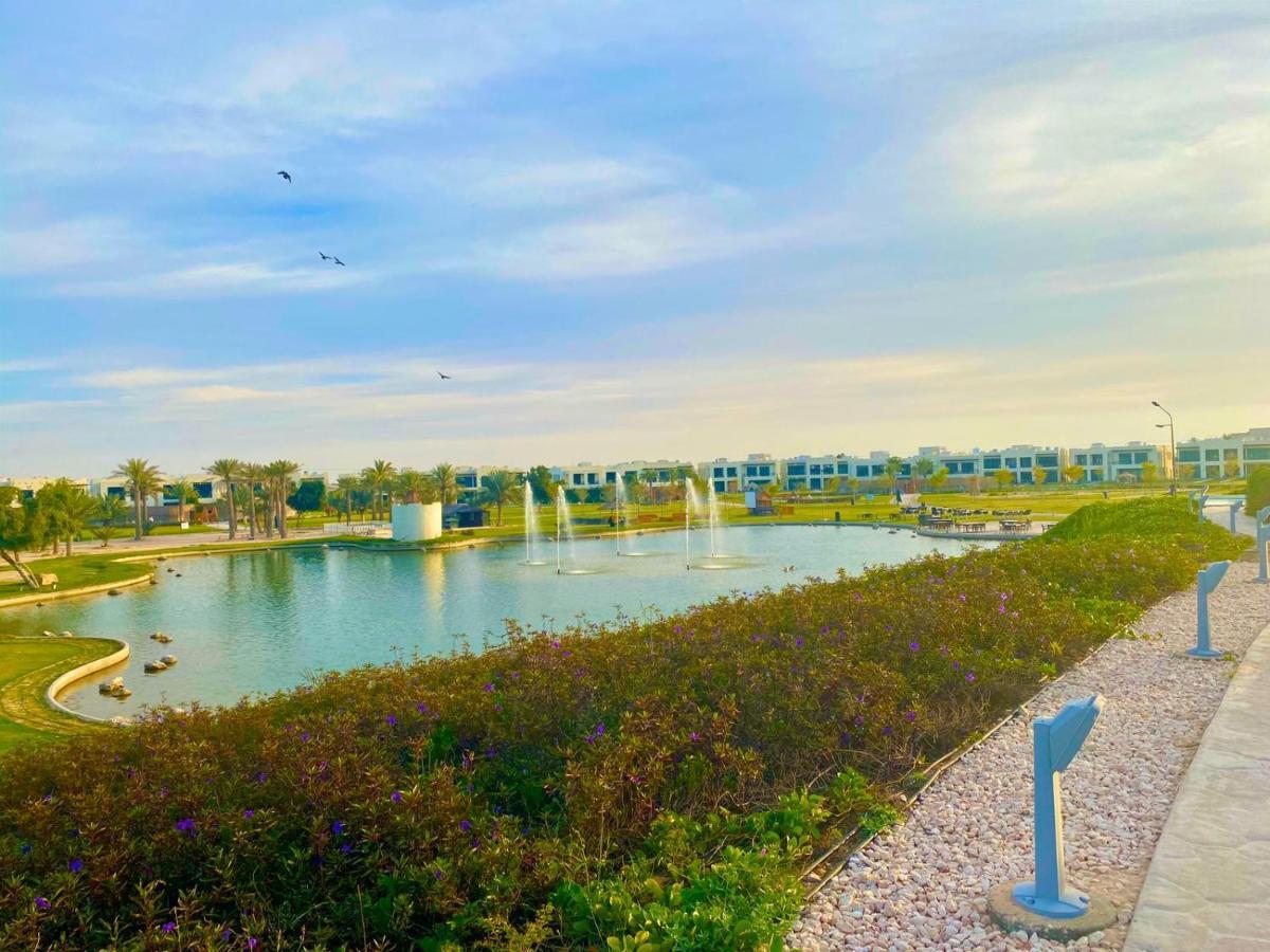 Retaj Salwa Resort & Spa Doha Luaran gambar View of the lake at Al-Shaqra