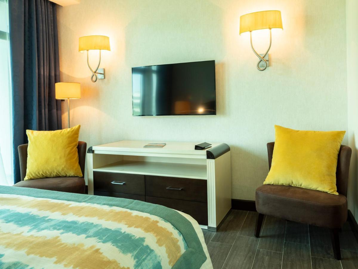 Retaj Salwa Resort & Spa Doha Luaran gambar A television in a hotel room