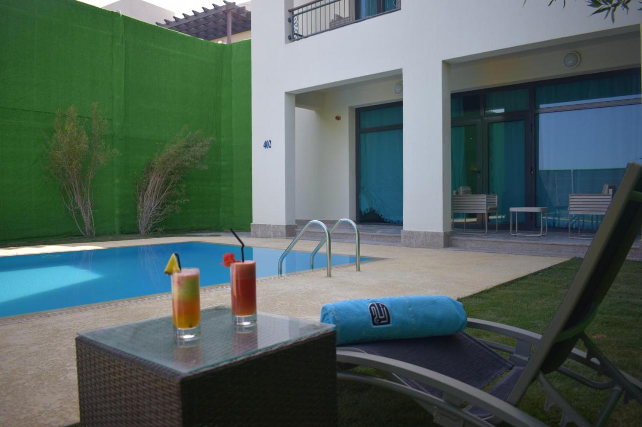 Retaj Salwa Resort & Spa Doha Luaran gambar The swimming pool at the hotel