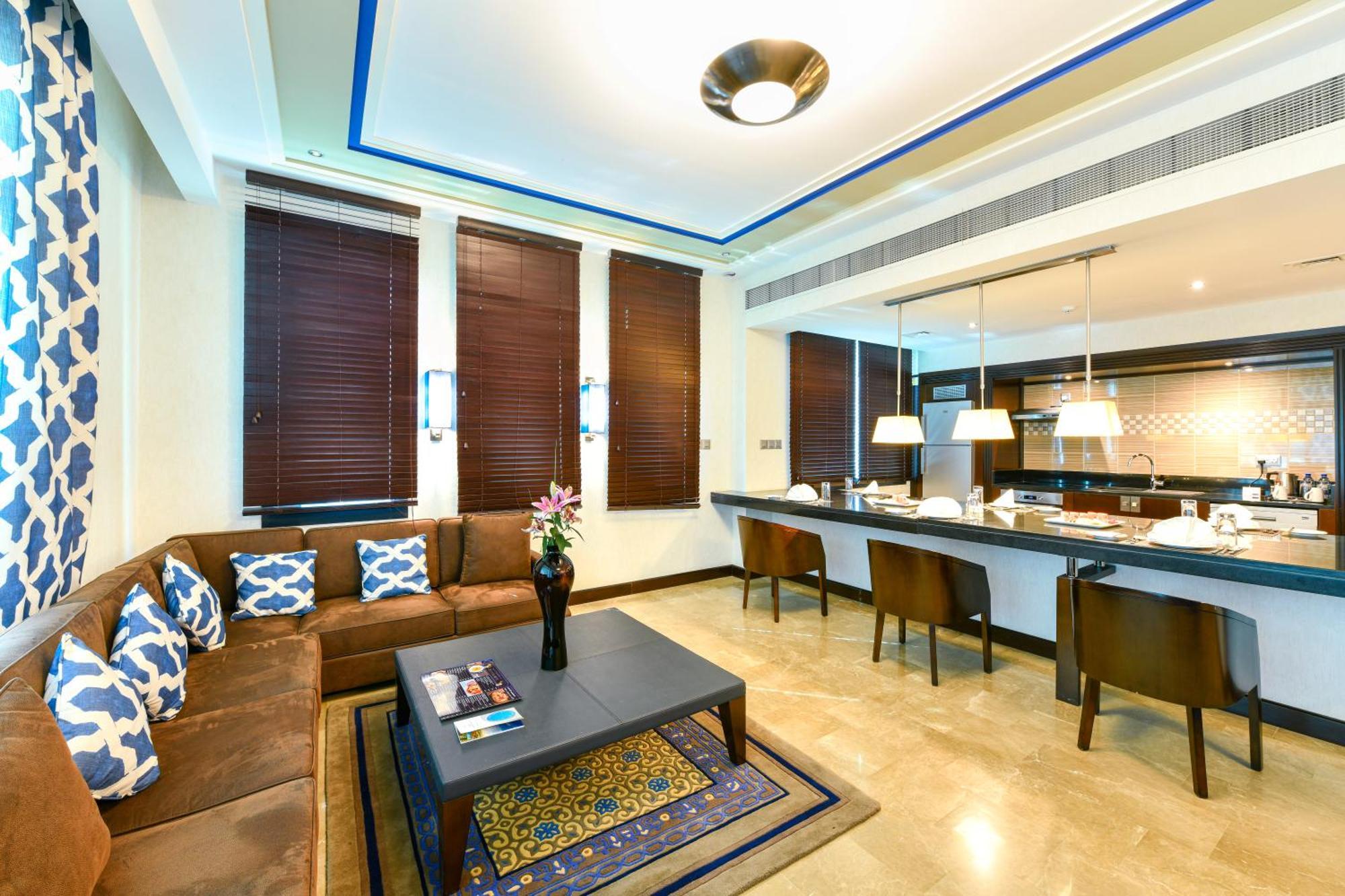 Retaj Salwa Resort & Spa Doha Luaran gambar A suite at the hotel