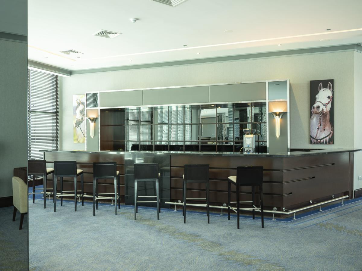 Retaj Salwa Resort & Spa Doha Luaran gambar The bar at the 360° Club