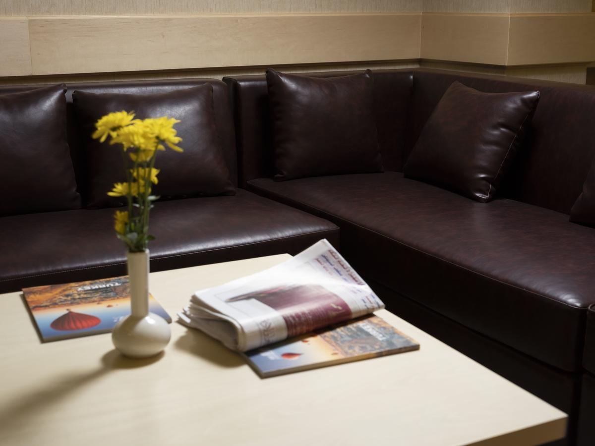 Retaj Salwa Resort & Spa Doha Luaran gambar A leather sofa