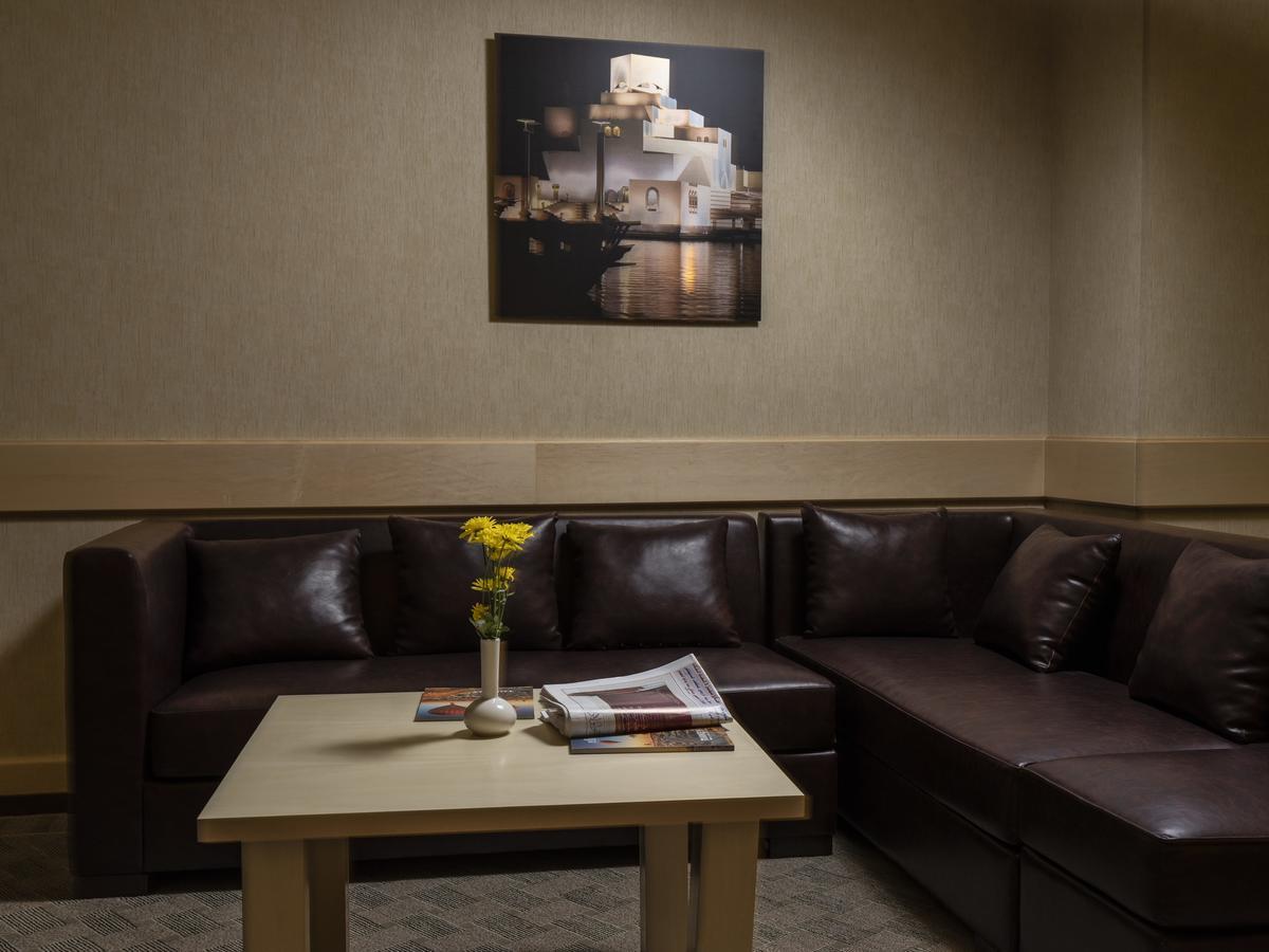Retaj Salwa Resort & Spa Doha Luaran gambar A lounge at the airport