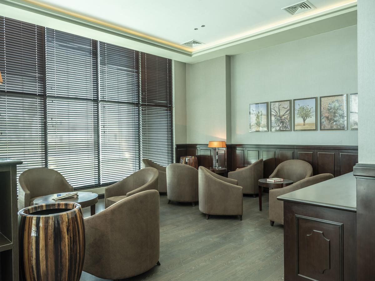 Retaj Salwa Resort & Spa Doha Luaran gambar The lounge at the airport