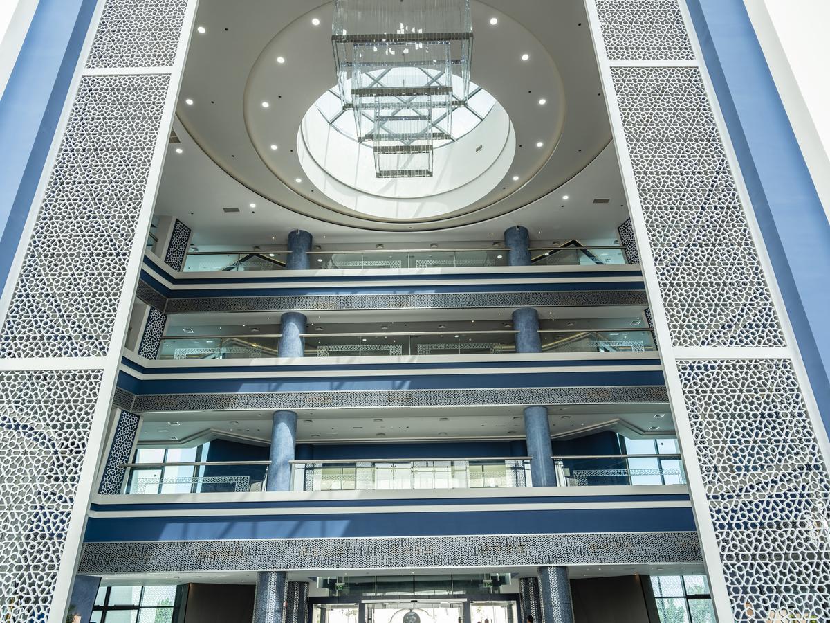 Retaj Salwa Resort & Spa Doha Luaran gambar Interior of the library