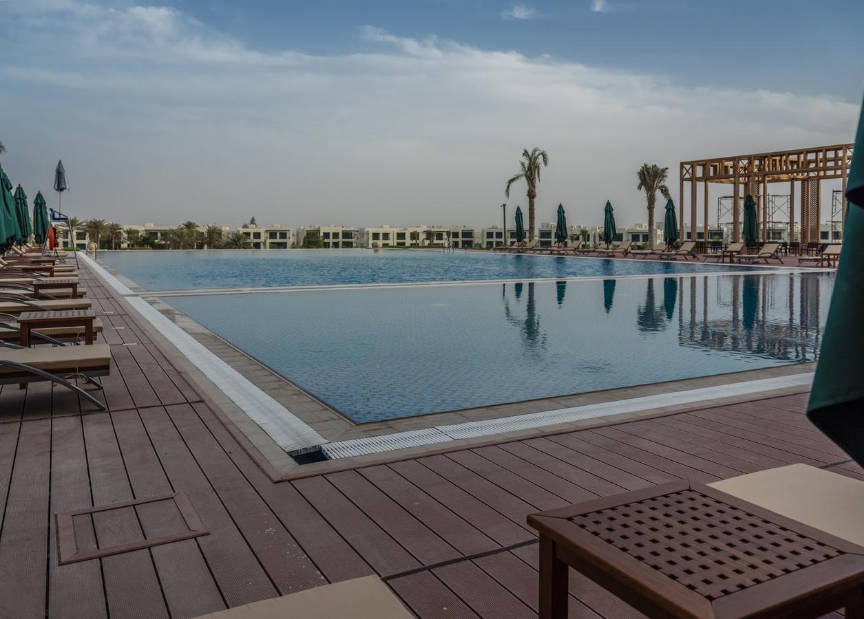 Retaj Salwa Resort & Spa Doha Luaran gambar The swimming pool at the Ritz-Carlton, Dubai
