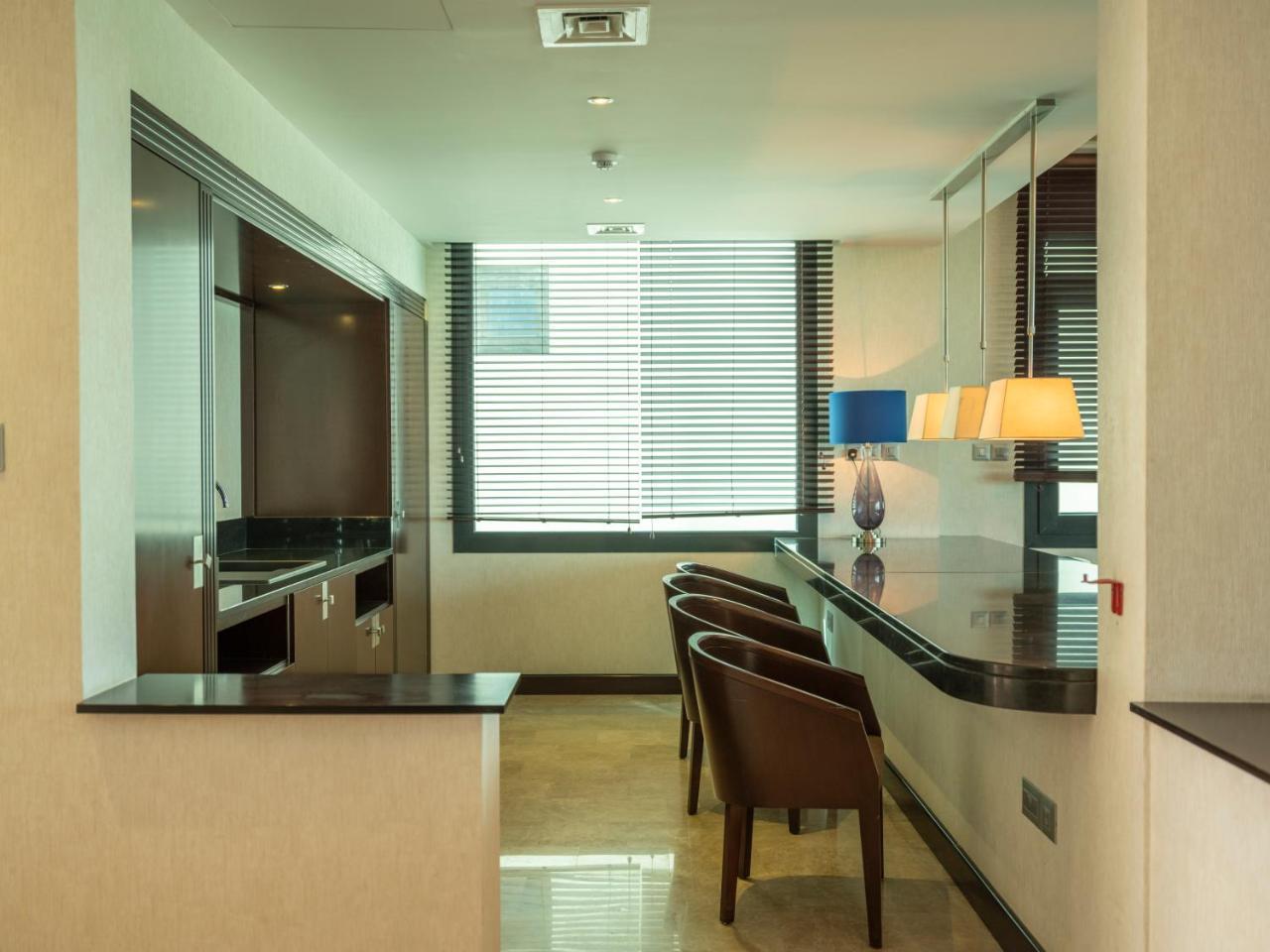 Retaj Salwa Resort & Spa Doha Luaran gambar A kitchen in a serviced apartment
